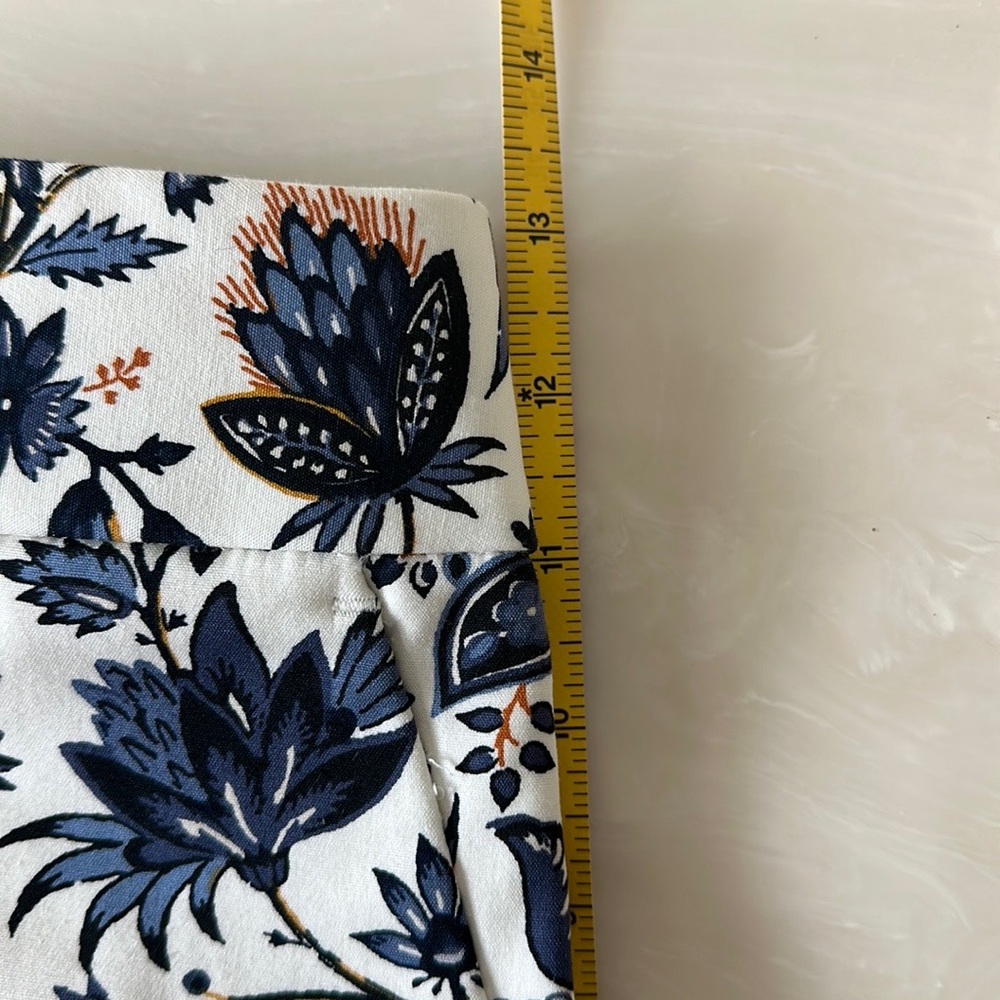 Loft SHORTS White blue flowers SZ 6 4” inseam zipper clasp button short QUALITY - Picture 6 of 15